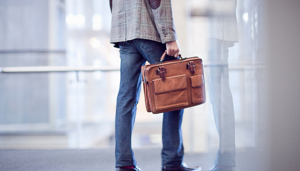 chef d'entreprise tenant une mallette