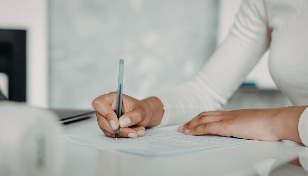 femme qui remplit un arrêt maladie