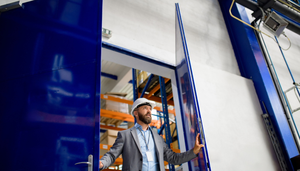dirigeant industriel ouvrant une porte