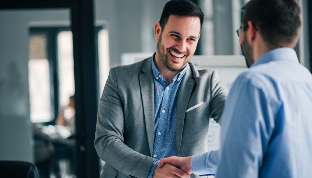 recruteur qui serre la main avec un candidat