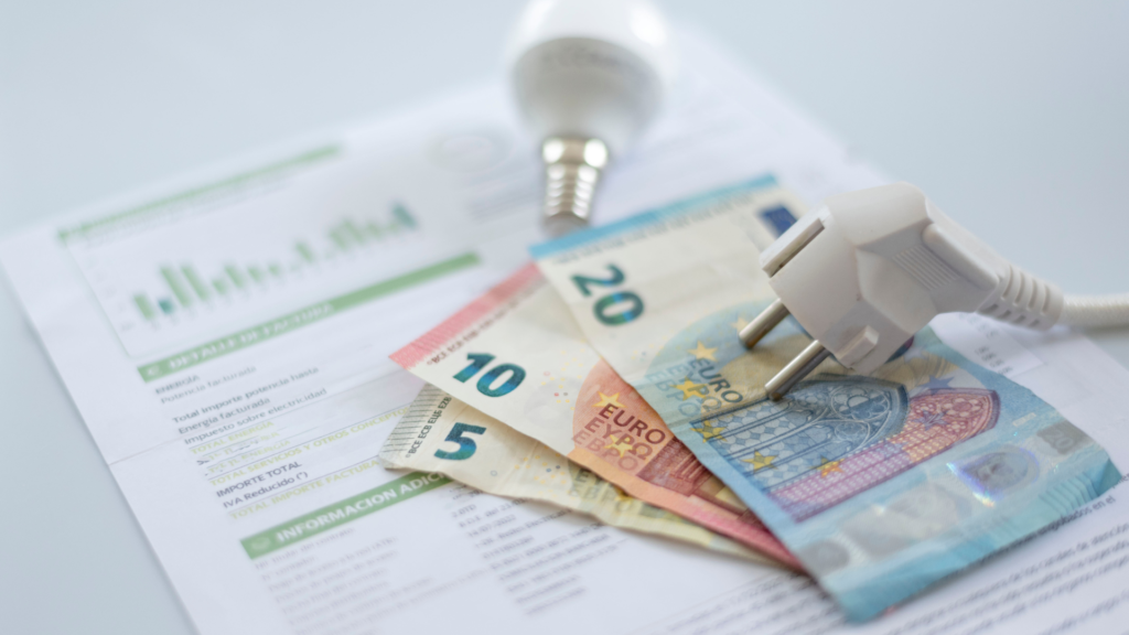 facture d'électricité, ampoule et billets pour symboliser la facture électrique des industriels