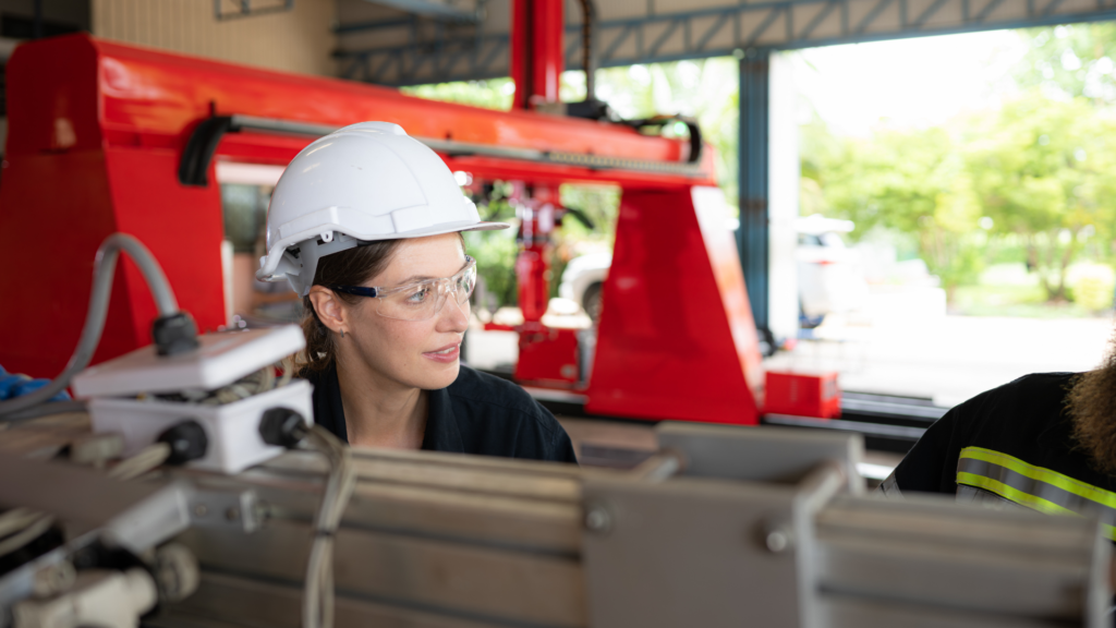 Jeune femme dans un pôle de formation industrie